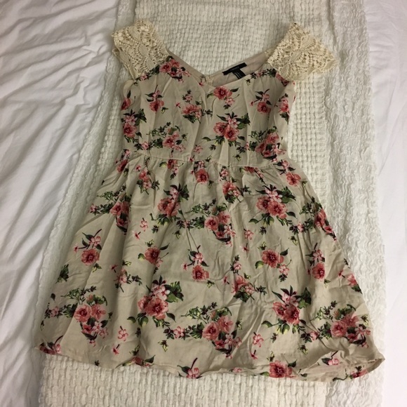 Crochet cap sleeve floral dress - Picture 2 of 3